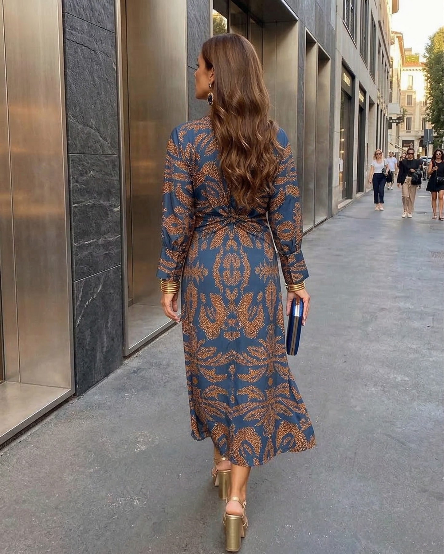 Isadora – Vestito Midi Elegante con Nodo in Vita e Stampa Artistica
